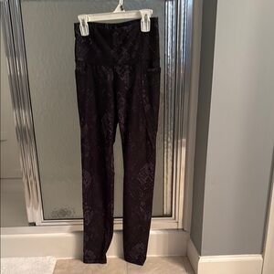 Women’s old navy Black Patterned Leggings with side pockets size medium